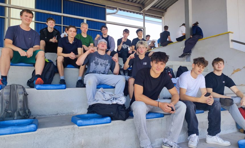 studenti na tribuně