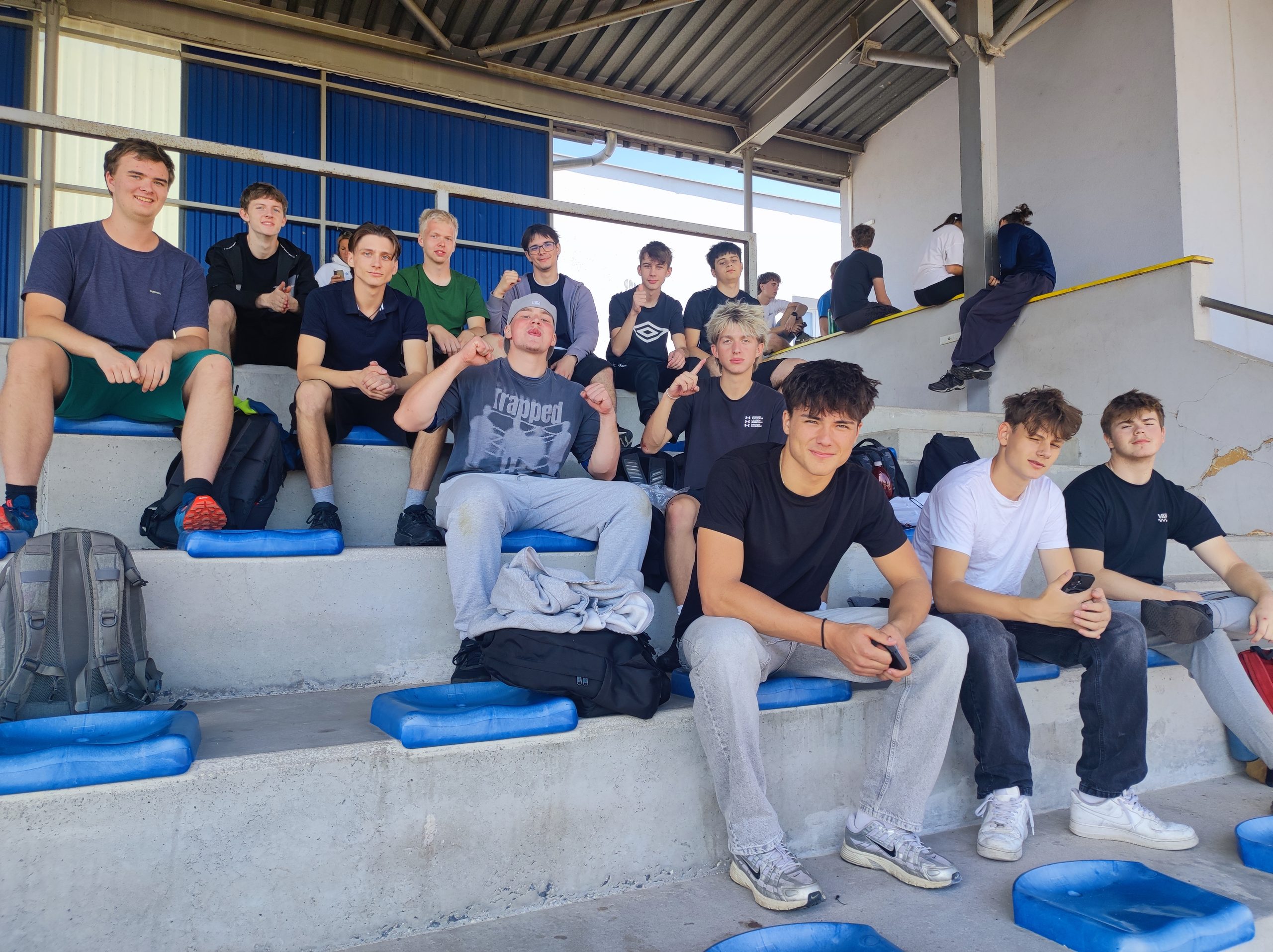 studenti na tribuně