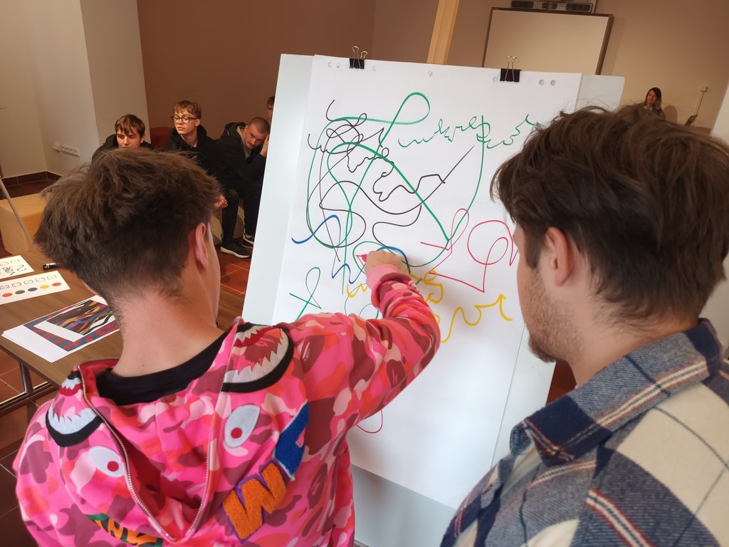 kluci z A3 kreslící na papír